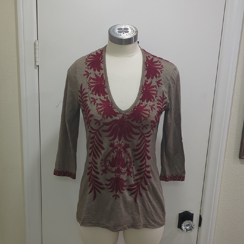 NWOT Johnny Was Los Angeles Knit Top With Crimson Embroidery.  Size Small.